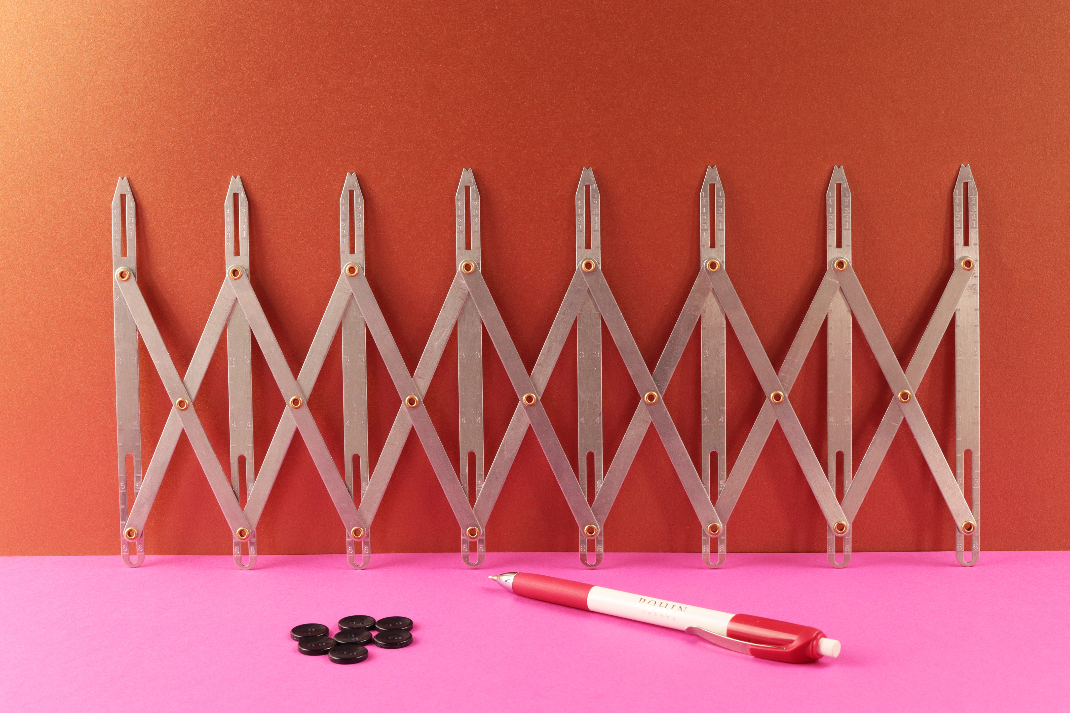 Buttons expanding gauge